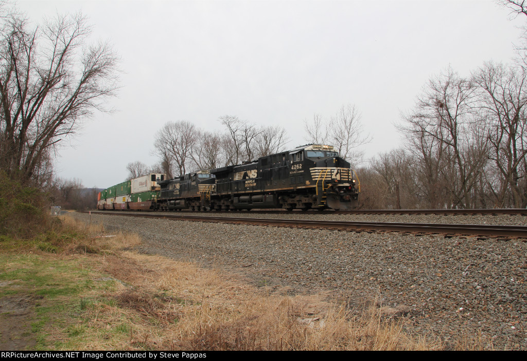 NS 4262 takes a stack train East
